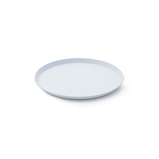 Studiofoto von einem Hellgrauen Teller. Die Marke der Teller ist 1616/ Arita vom Designer Teruhiro Yanagihara. Der Teller heißt Round Plate 200.