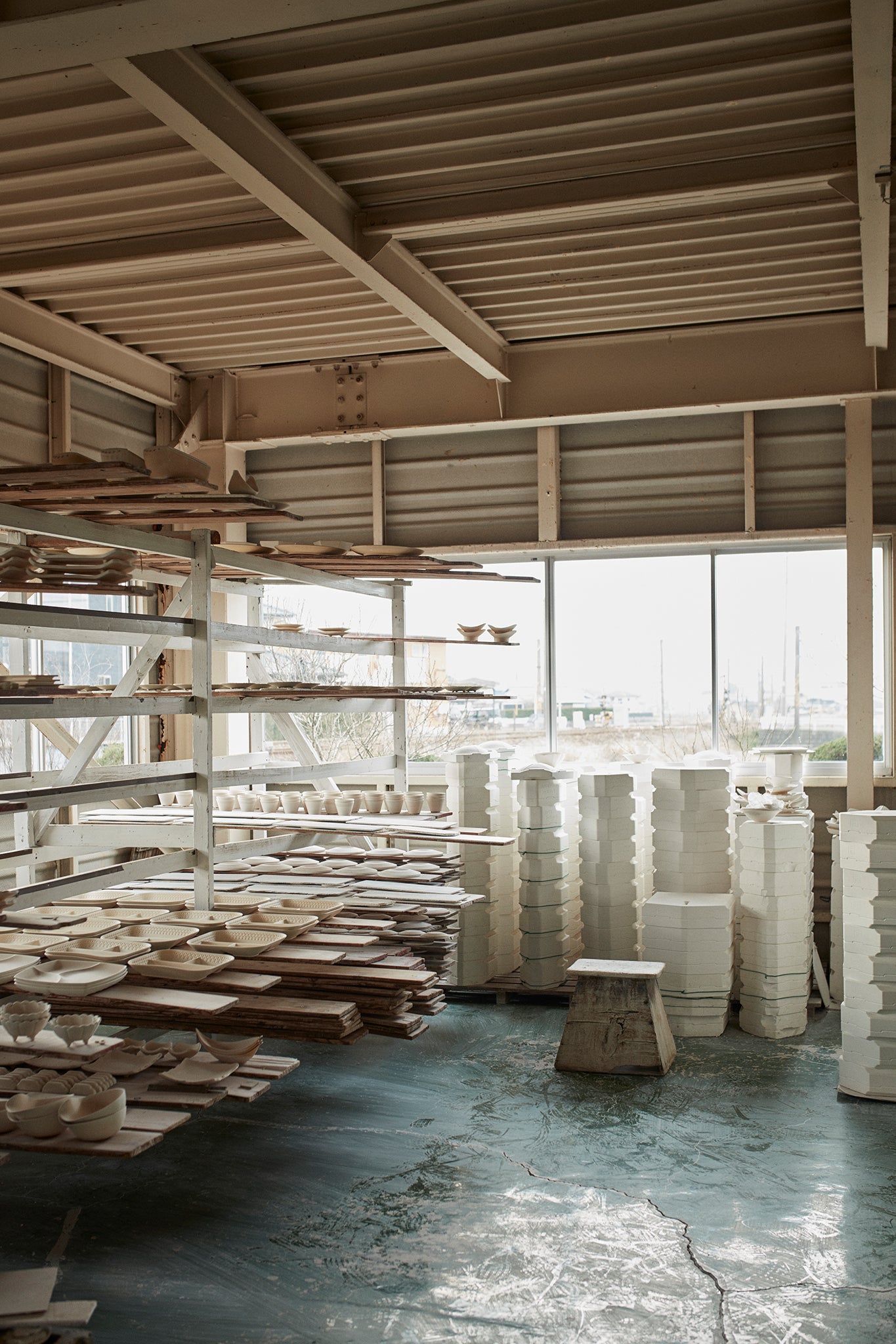 Die Werkstatt von 1616/ Arita in Japan. Verschiedenes Porzelann liegt zum trocknen aus.