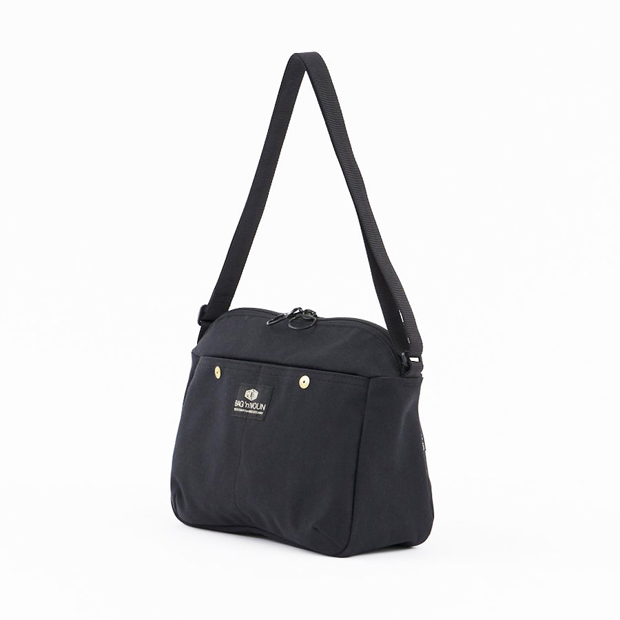 Seitliche Ansicht schwarze Umängetasche von BAG'n'NOUN