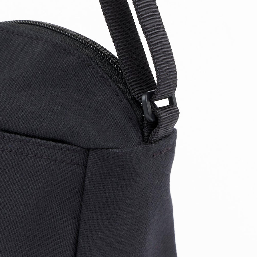 Detail Ansicht schwarze Umängetasche von BAG'n'NOUN