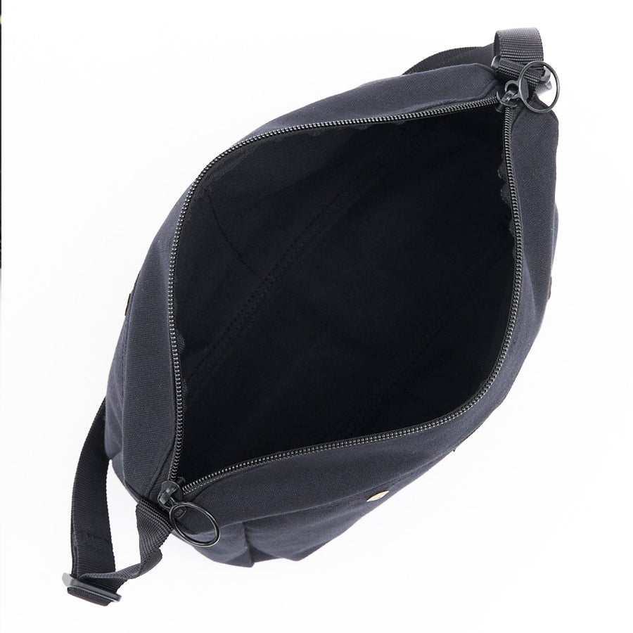 von oben fotografierte schwarze Umängetasche von BAG'n'NOUN