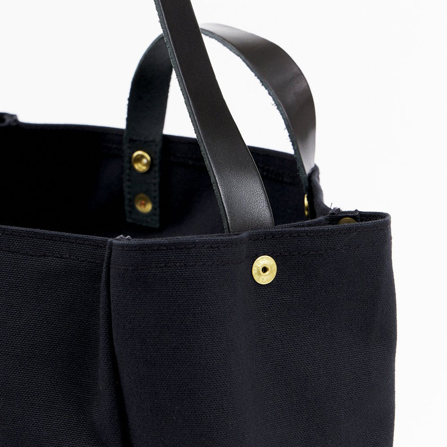 Seitendetail Niete der schwarzen Black 9 Toolbag von BAG'n'NOUN