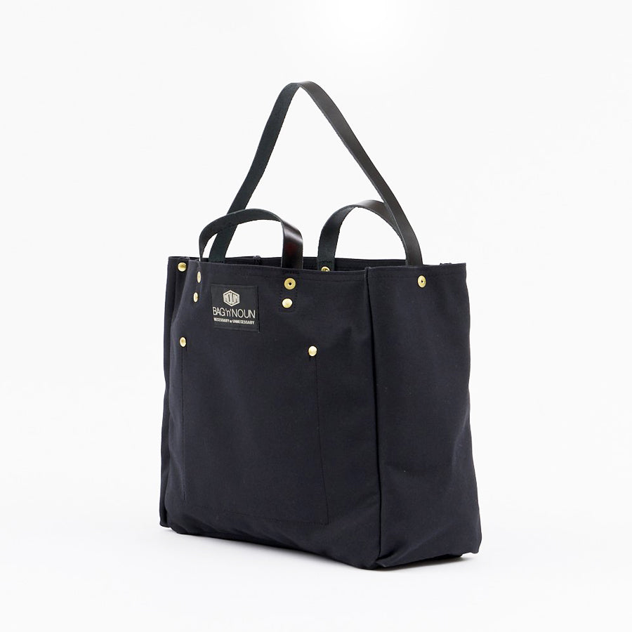 Vorderansicht einer schwarze Tasche von BAG'n'NOUN,  das Modell heißt Black 9.