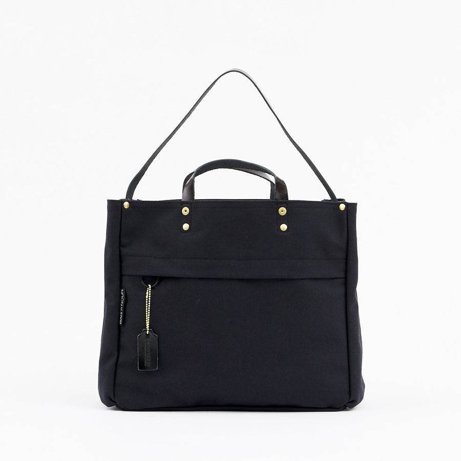 Rückseitenansicht einer schwarze Tasche von BAG'n'NOUN,  das Modell heißt Black 9.