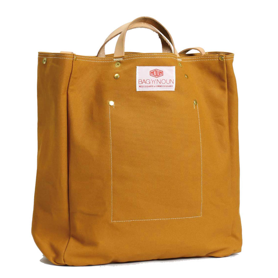 Studiofoto, Vorderansicht einer braunen Tasche von BAG'n'NOUN, das Modell heißt Duck Toolbag, die Farbe heißt Gold