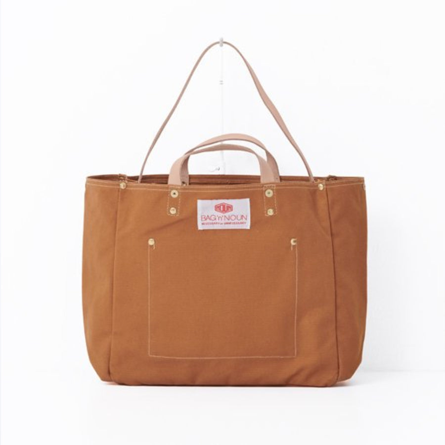 Studiofoto, Vorderansicht einer braunen Tasche von BAG'n'NOUN,  das Modell heißt Duck Toolbag Short, die Farbe heißt Gold