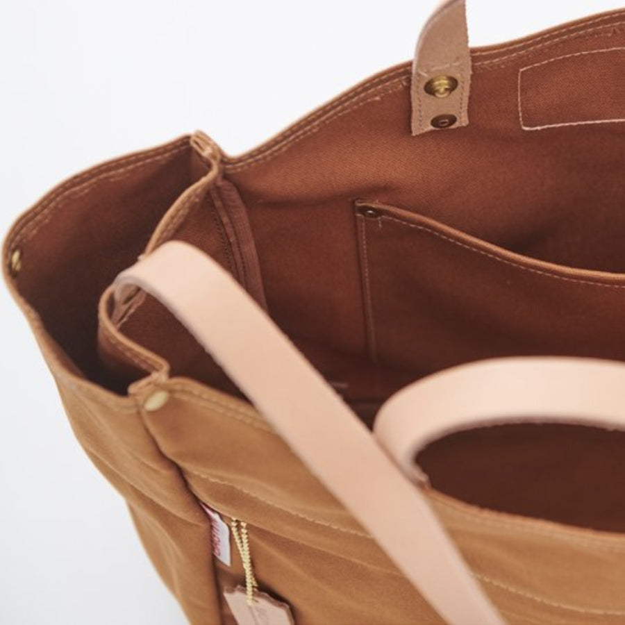 Seitendetail einer braunen Tasche von BAG'n'NOUN, das Modell heißt Duck Toolbag, die Farbe heißt Gold