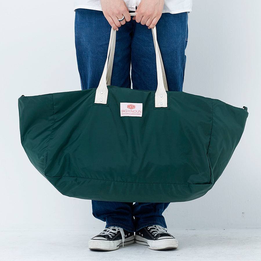 Person trägt große, grüne Nylon Tasche von BAG'n'NOUN