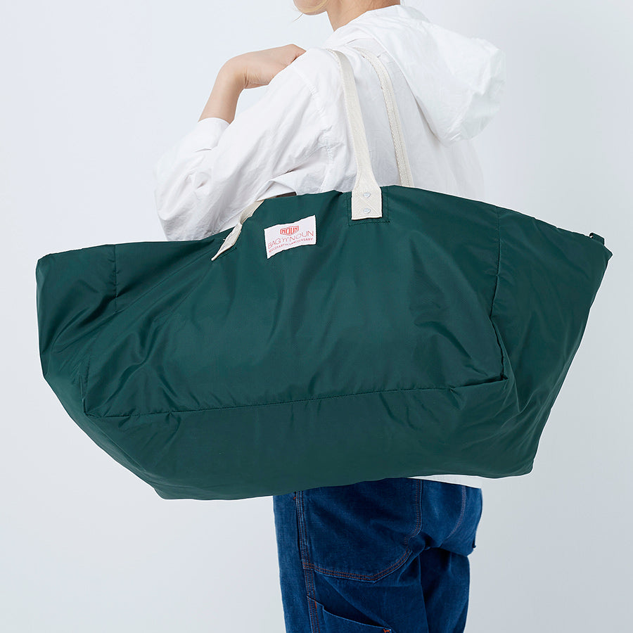 Person trägt große, grüne Nylon Tasche von BAG'n'NOUN