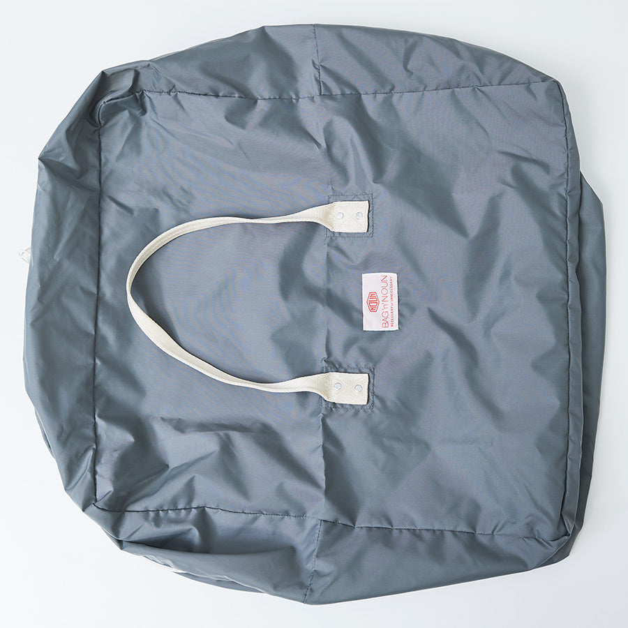 große, flach ausgelegte graue Tasche von BAG'n'NOUN