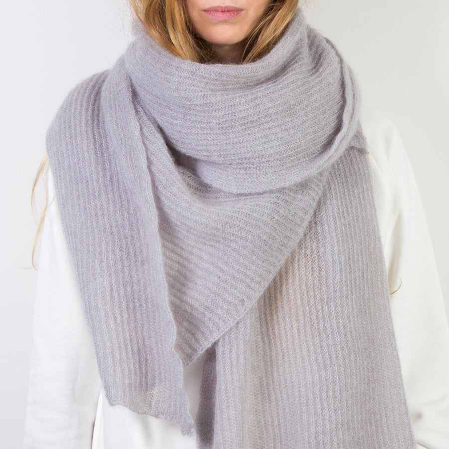 Person trägt Hellgrauen, großen gestrickten Mohairschal.