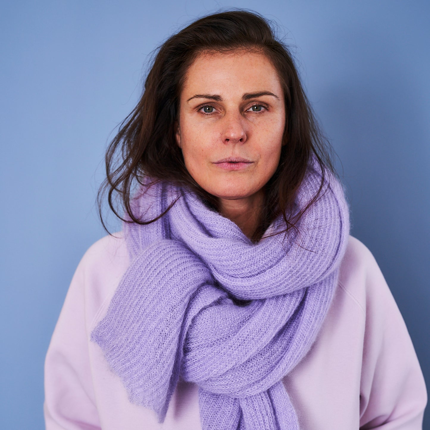 Frau mit Lila Mohair Schal