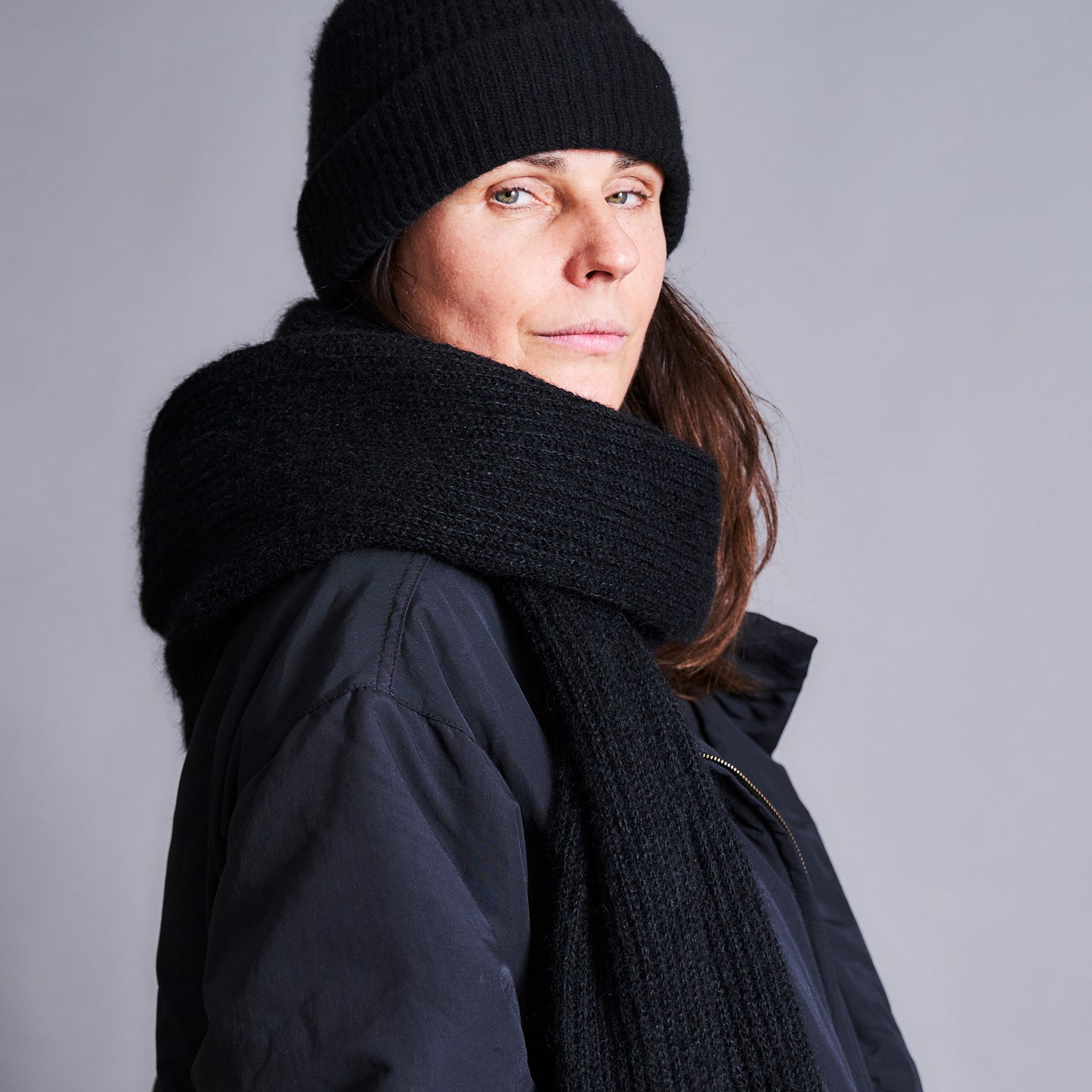 Frau mit schwarzem Mohair Schal