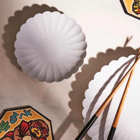 Essstäbchen liegen auf einem Porzellan Teller von 1616/Arita