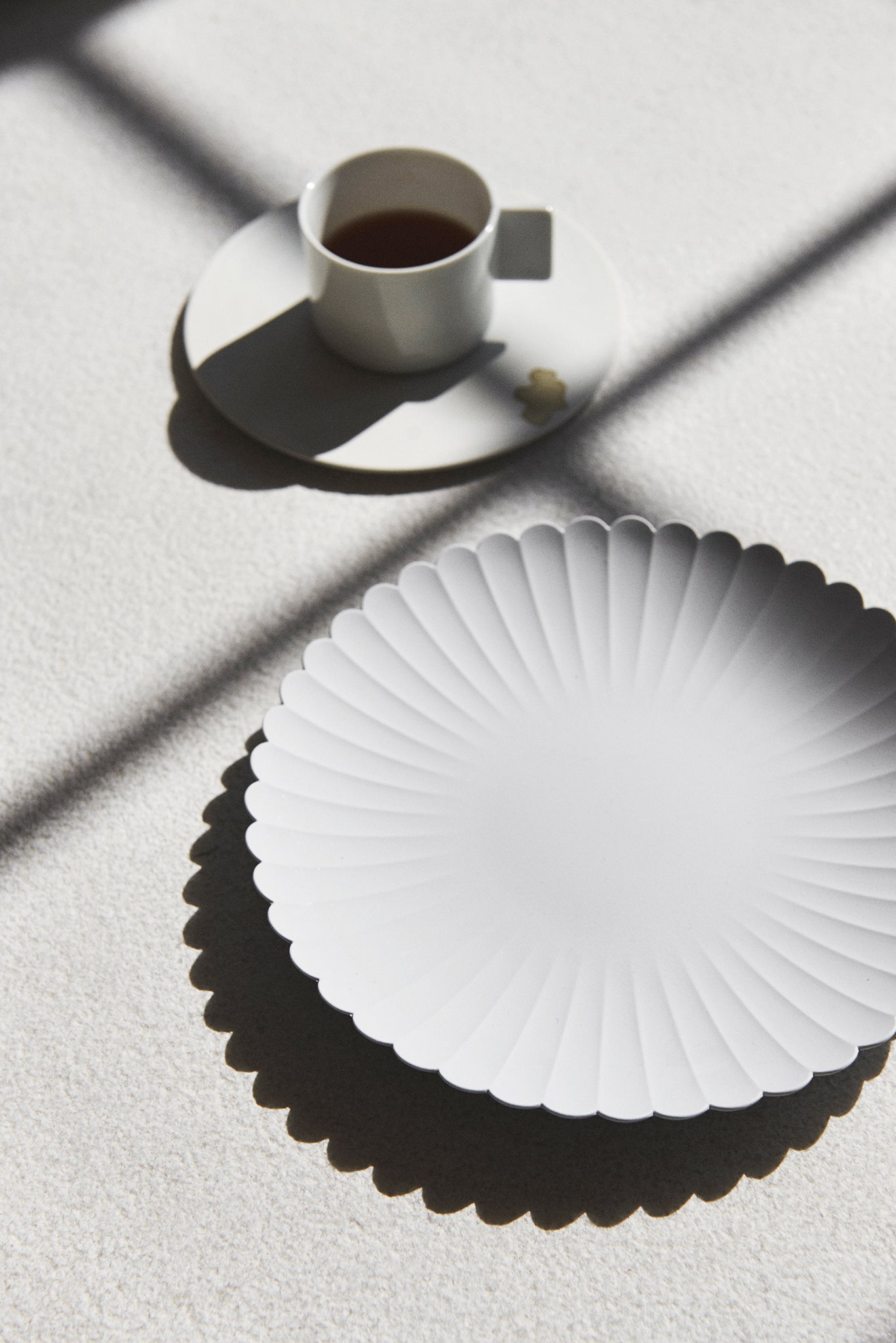 Espresso Tasse und der Palace Plate 220 auf einem Tisch.