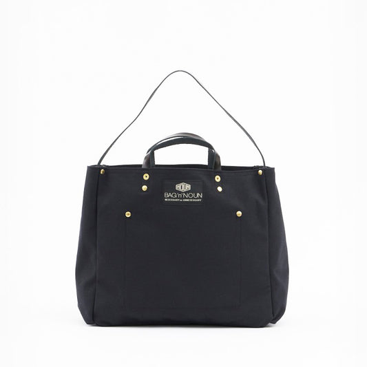 Frontansicht einer schwarze Tasche von BAG'n'NOUN,  das Modell heißt Black 9. 
