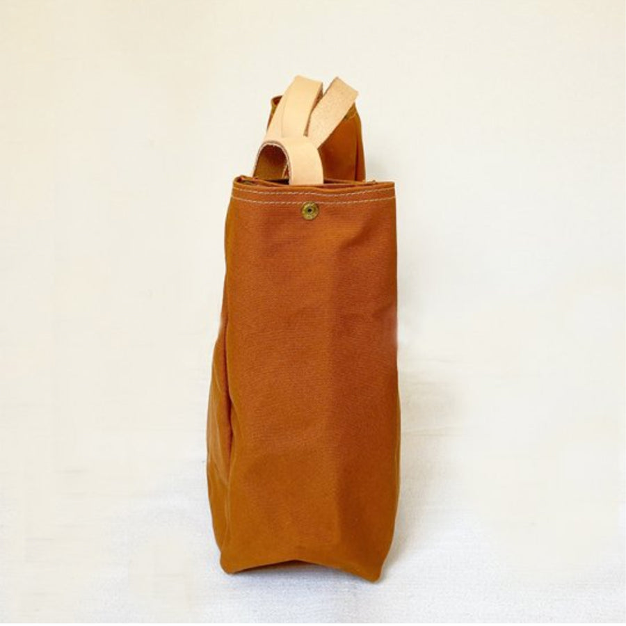 Seitenansicht einer braunen Tasche von BAG'n'NOUN,  das Modell heißt Duck Toolbag Short, die Farbe heißt Gold 