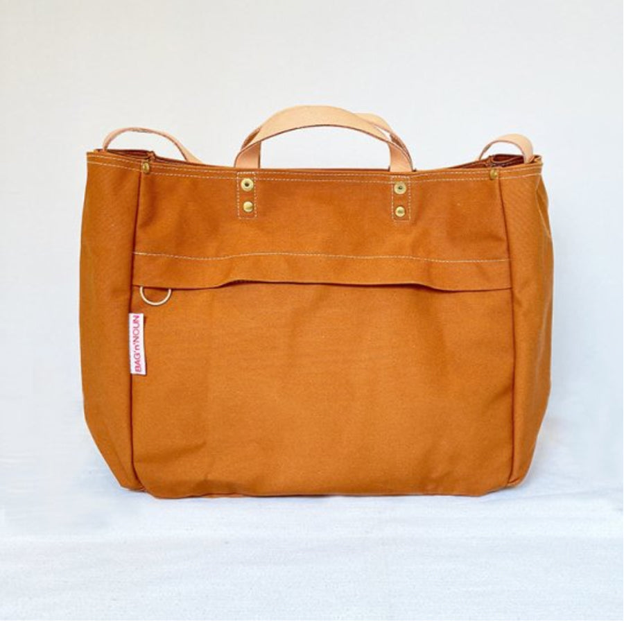 Rückseiten  Ansicht einer braunen Tasche von BAG'n'NOUN,  das Modell heißt Duck Toolbag Short, die Farbe heißt Gold  