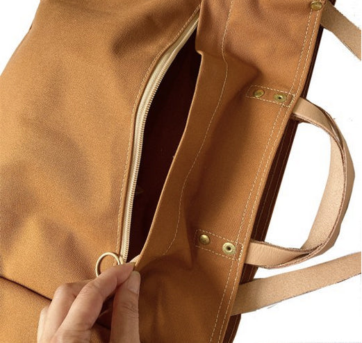 Außentasche mit Reißverschluss einer braunen Tasche von BAG'n'NOUN,  das Modell heißt Duck Toolbag Short, die Farbe heißt Gold 