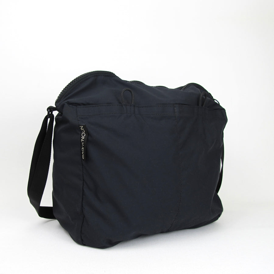 Rückseite schwarze Umhängetasche von BAG'n'NOUN