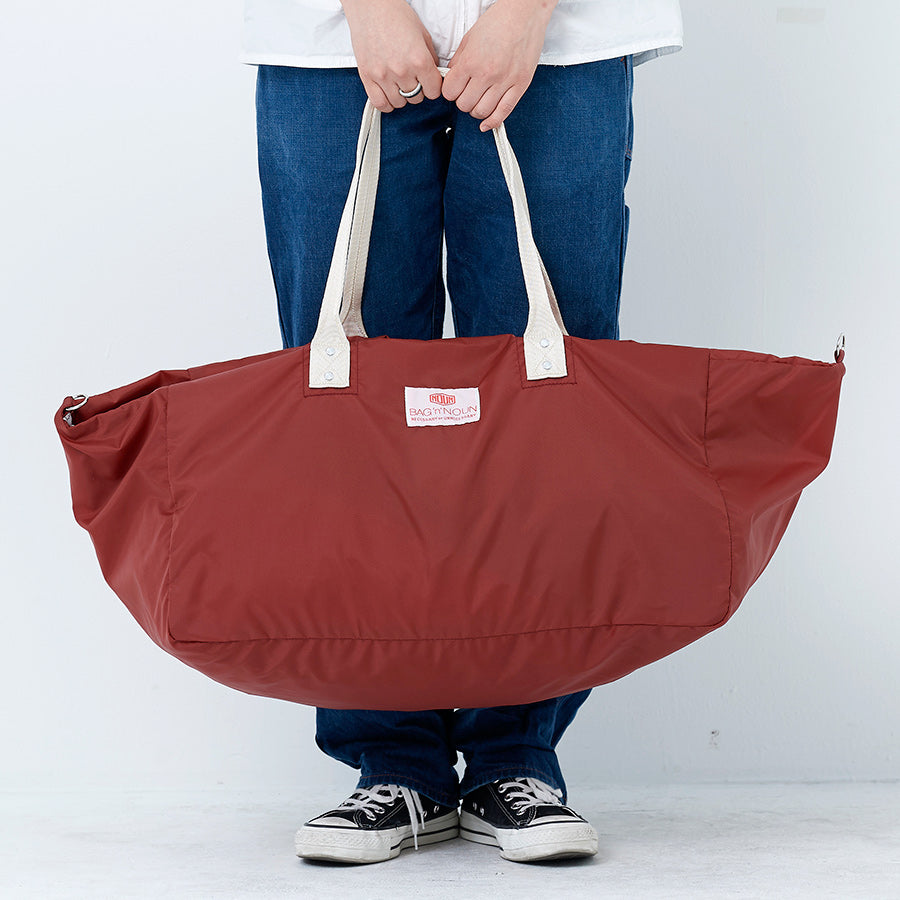 Person trägt große, Ziegel rote Nylon Tasche von BAG'n'NOUN