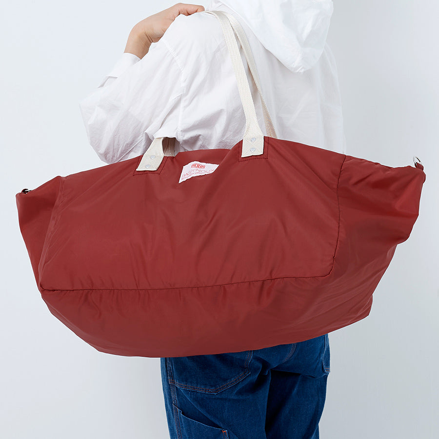 Person trägt große, Ziegel rote Nylon Tasche von BAG'n'NOUN