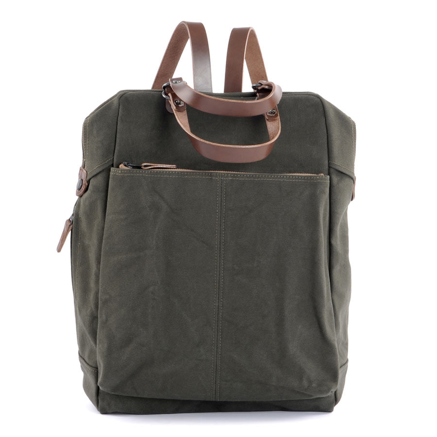 Khaki-grüner Rucksack mit braunen Lederschnallen von Baggyport aus Japan