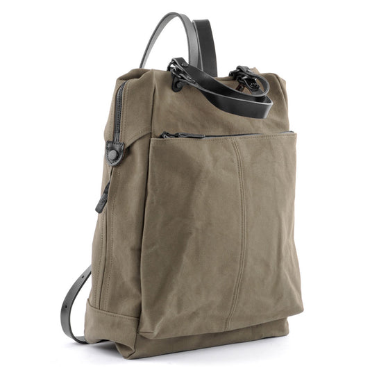 Khaki-grüner Rucksack mit schwarzen Lederschnallen von Baggyport aus Japan.