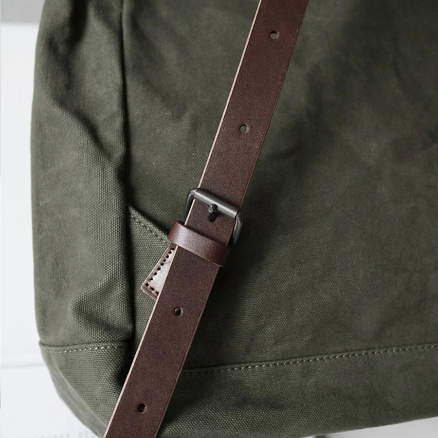 Deatail Lederschnalle von Khaki-grünem Rucksack von Baggyport aus Japan
