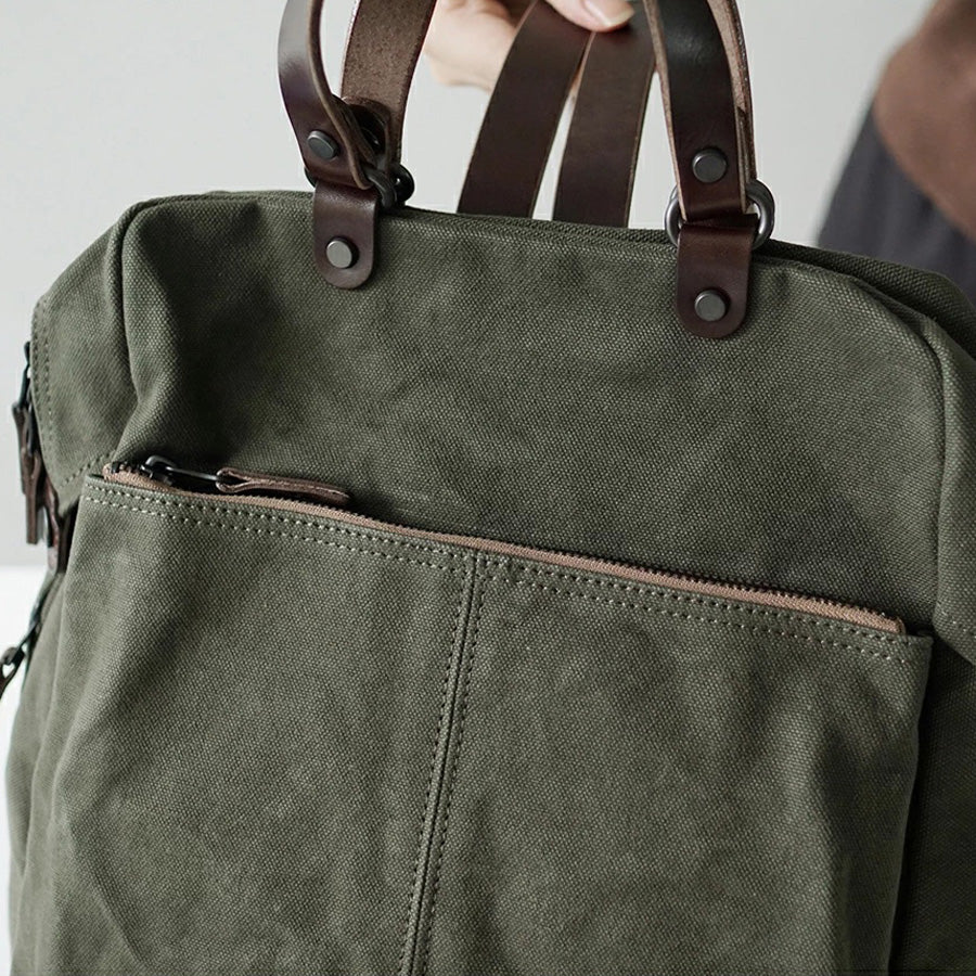 Nahaufnahme Khaki-grüner Rucksack mit braunen Lederschnallen von Baggyport aus Japan