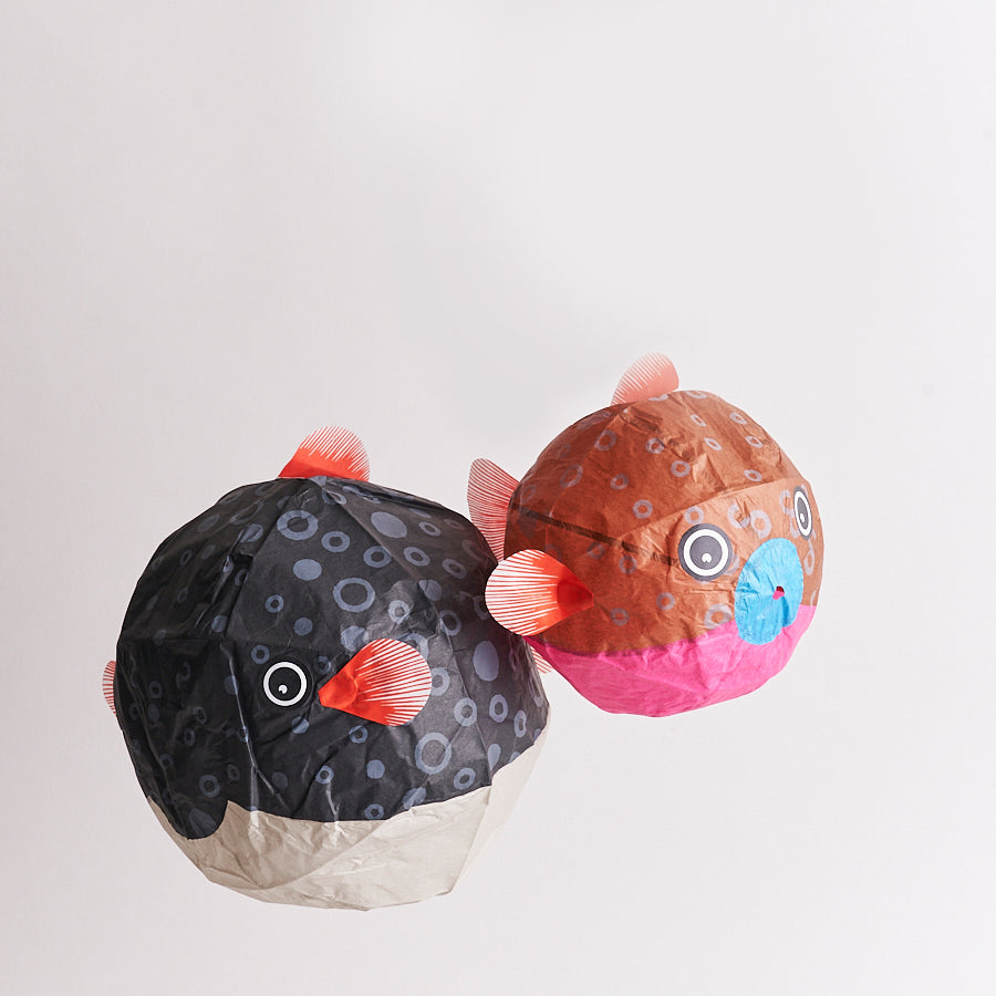 Papier Balloon Set mit zwei verschieden großen bunten Kugelfischen 