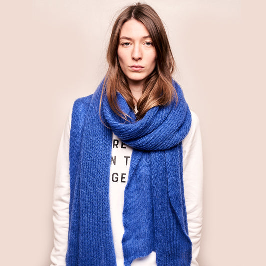 Person trägt Royalblauen, großen gestrickten Mohairschal.